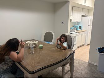 Table w leaf & 4 chairs