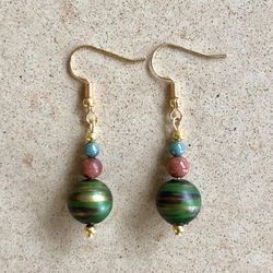 🟢 Pretty handmade green, goldstone and gold tone beaded earrings