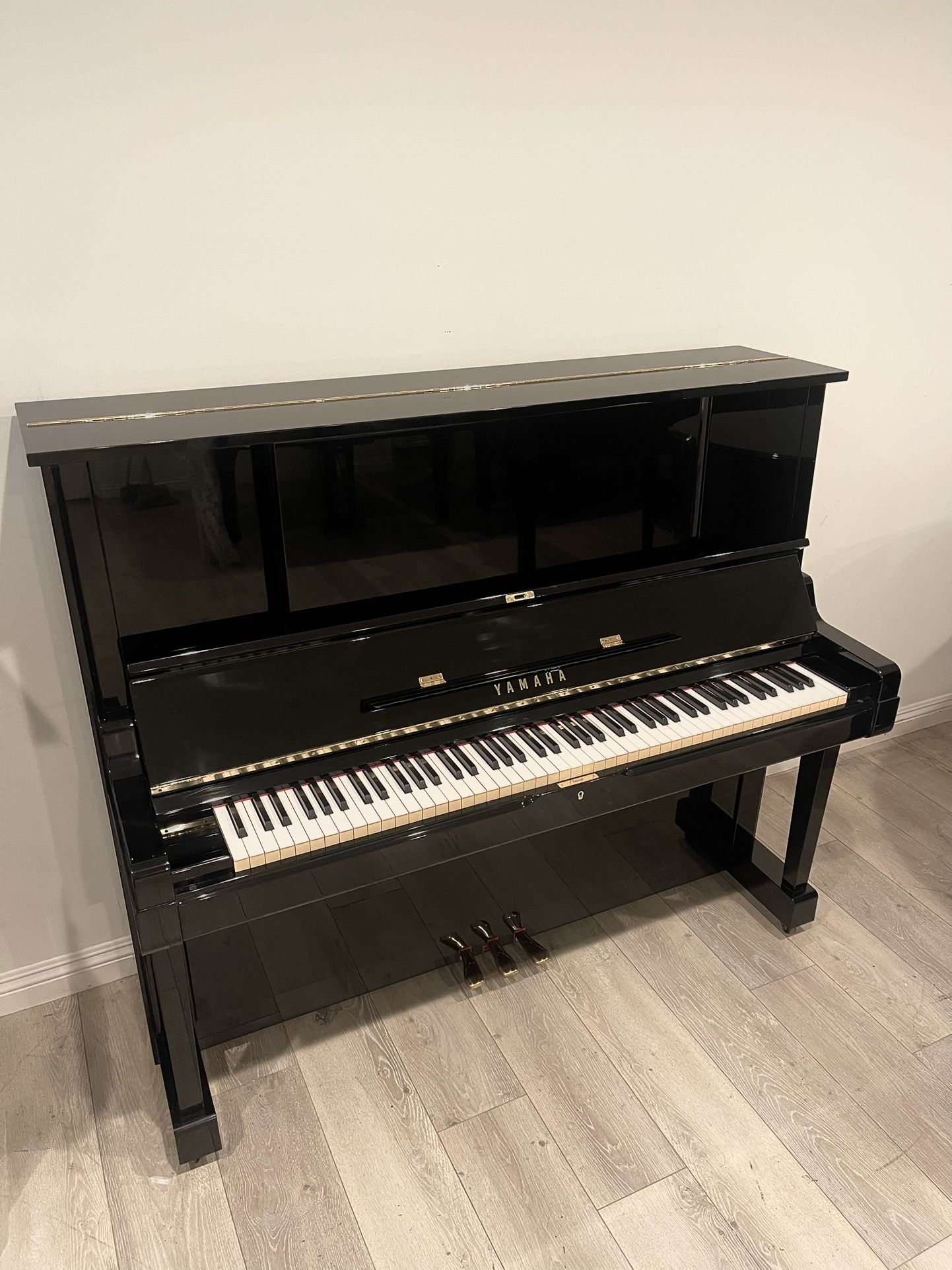 Superb Mint Condition Yamaha YUX 52” Upright Piano Free Delivery And Tuning Plus New Bench