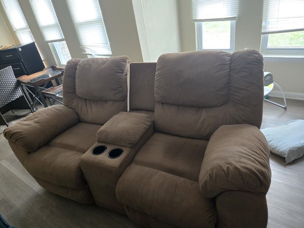 Recline Couch two cup holders the great condition