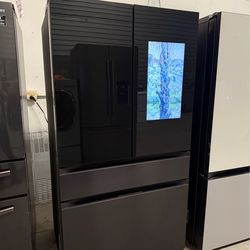 SAMSUNG FAMILY HUB REFRIGERATOR