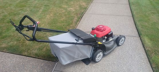 Very nice Honda hrx 217 self-propelled lawn mower starts easy