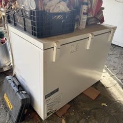 INSIGNIA Freezer. MODEL:NS-CZ10WH6