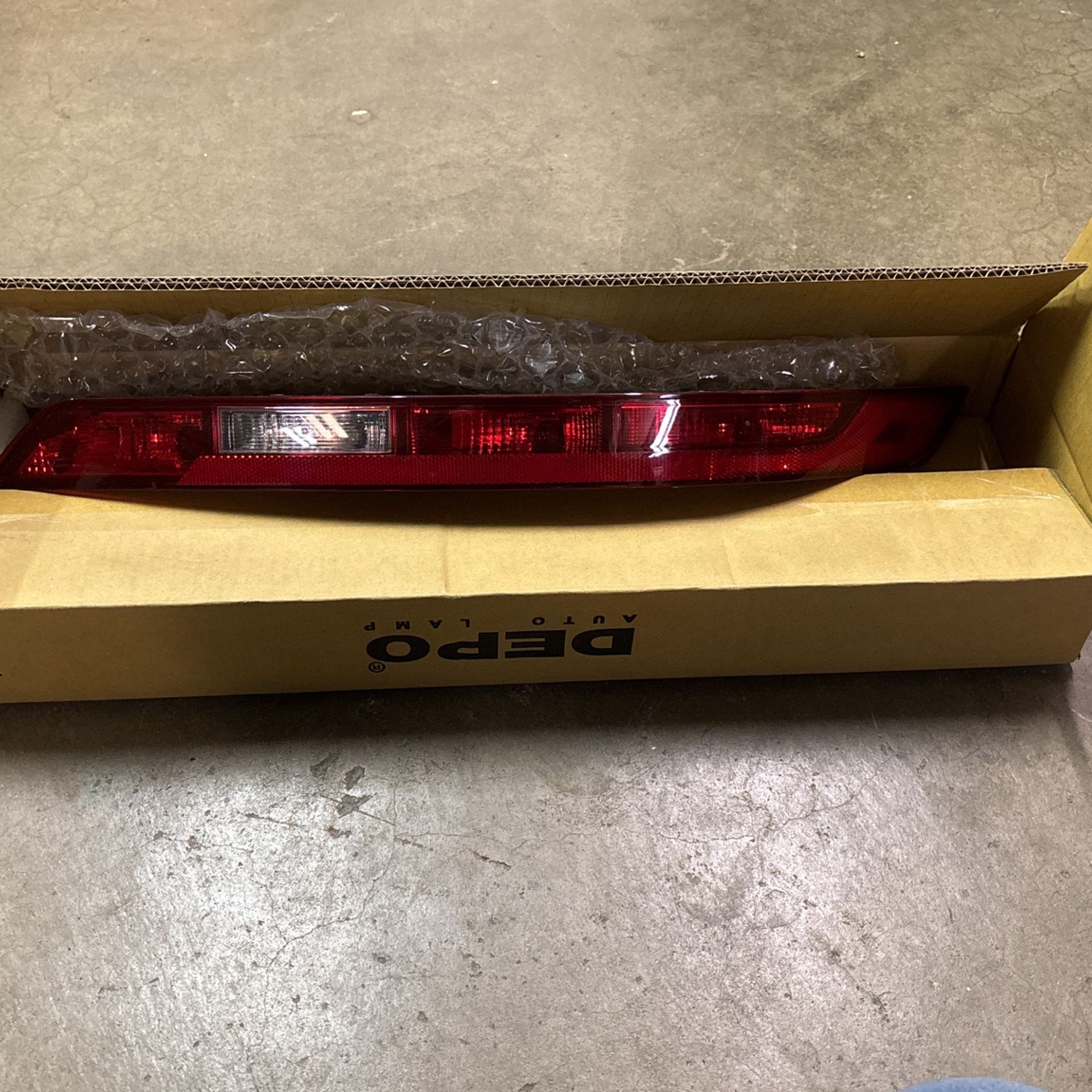 Right Rear Bumper Reflector 2018-20 Audi Q-5