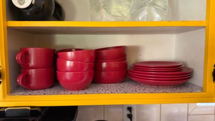10 Strawberry Street Dinnerware Set (black and red)