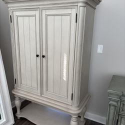 ✨Moving Same: Haverty’s Armoire 