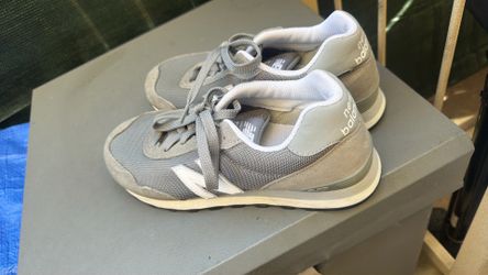 New Balance 515 sneakers in grey with white branding and suede details. Size 9