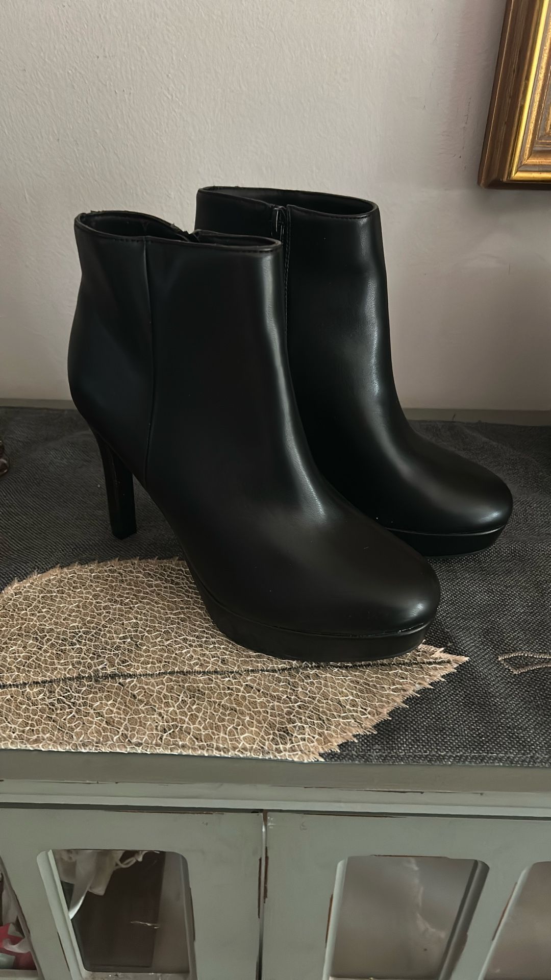 New! BCBG Women’s Black Boots Size 7.5