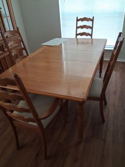 Dinning room table.  Must Pick Up.