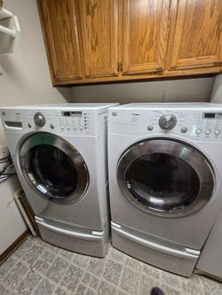 LG Super Capacity Washer & Dyer with Pedistals. Amazing condition and works like new.