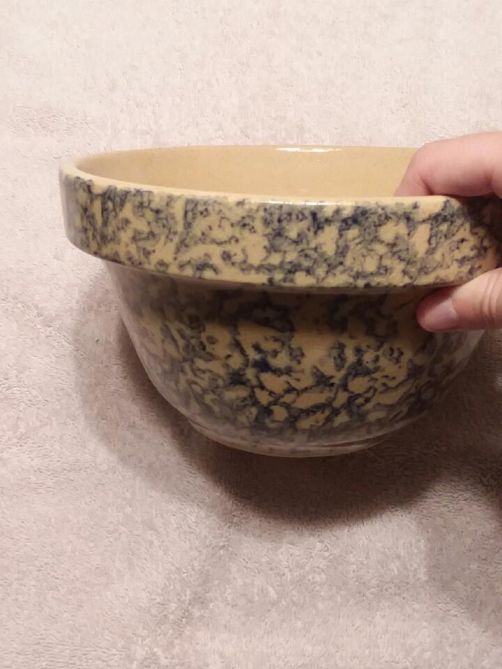 Vintage 1.5 Quart Vintage Blue And Beige Spatterware Bowl