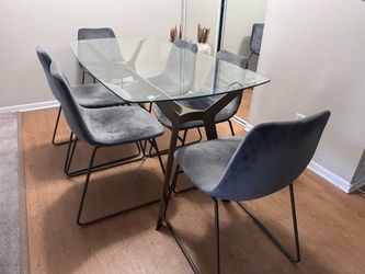 Glas dining table with six chairs.