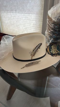 Plumas for the Sombreros