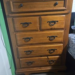 Complete Queen Size Bedroom Set MAKE ME AN OFFER 