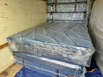 LIKE NEW! Serta iseries Hybrid Queen Mattress - Delivery Available