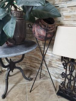 Ceramic pot On Iron Stand