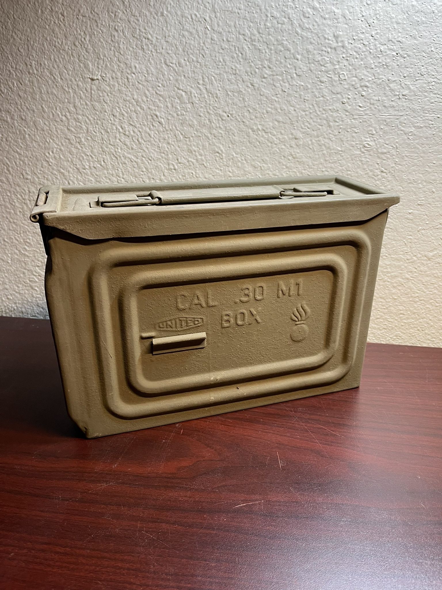 US WW2 30 Caliber Ammo Can Early M1A1 with Latch For Tripod Mounting United Mfg
