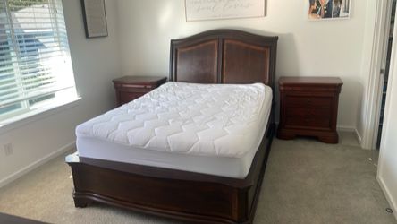 Queen Headboard, Footboard, + 2 matching end tables Very Nice 👍