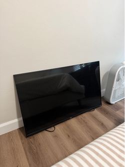 43” ROKU TV & REMOTE
