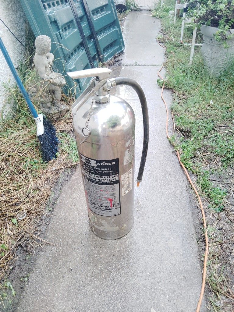 Fire Extinguisher Uses Water Can Be Filled For Free At Any Gas Station Air And Water Forever π