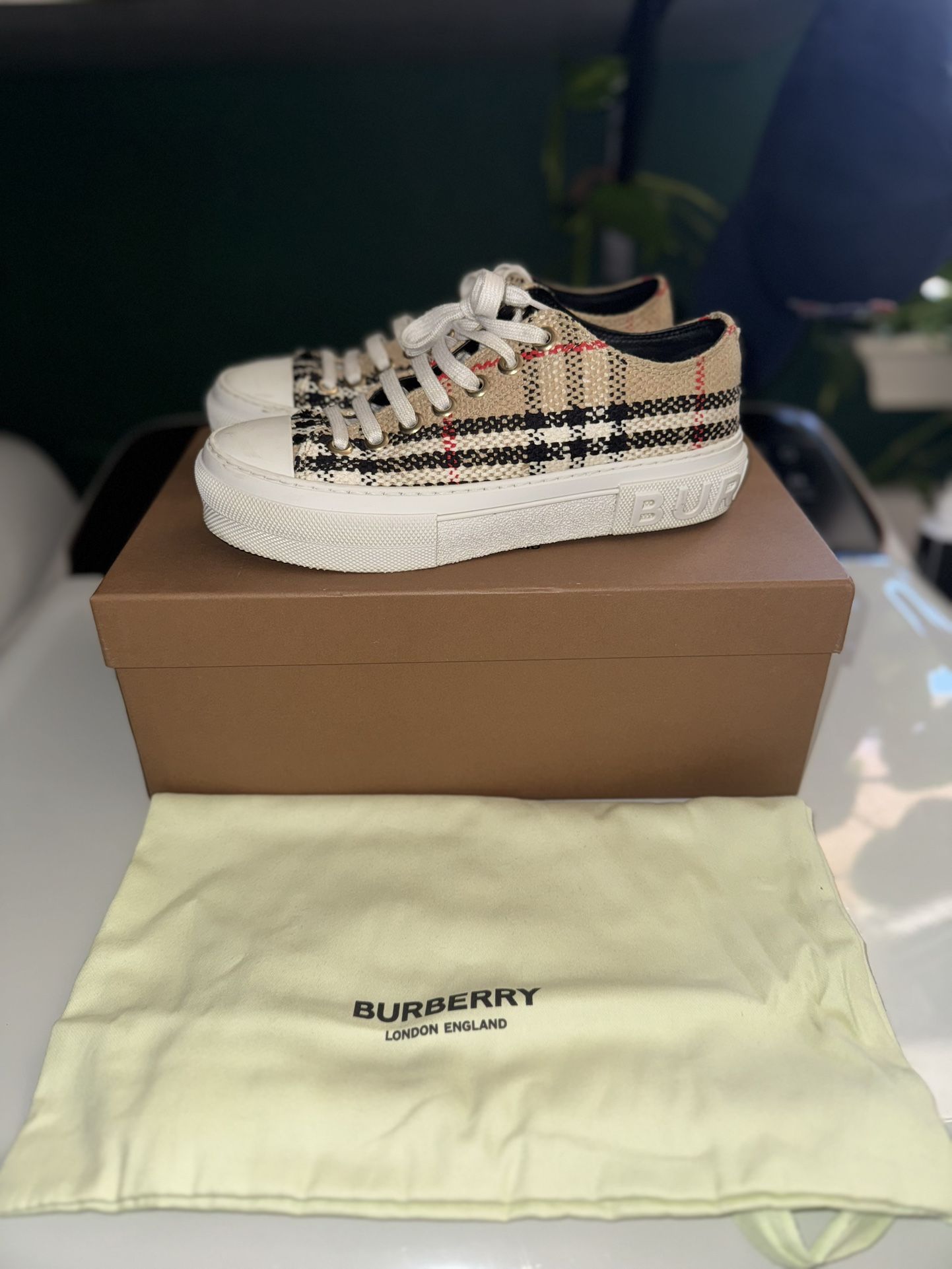 Women Burberry Shoes 