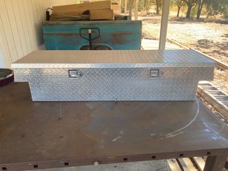 Truck tool box