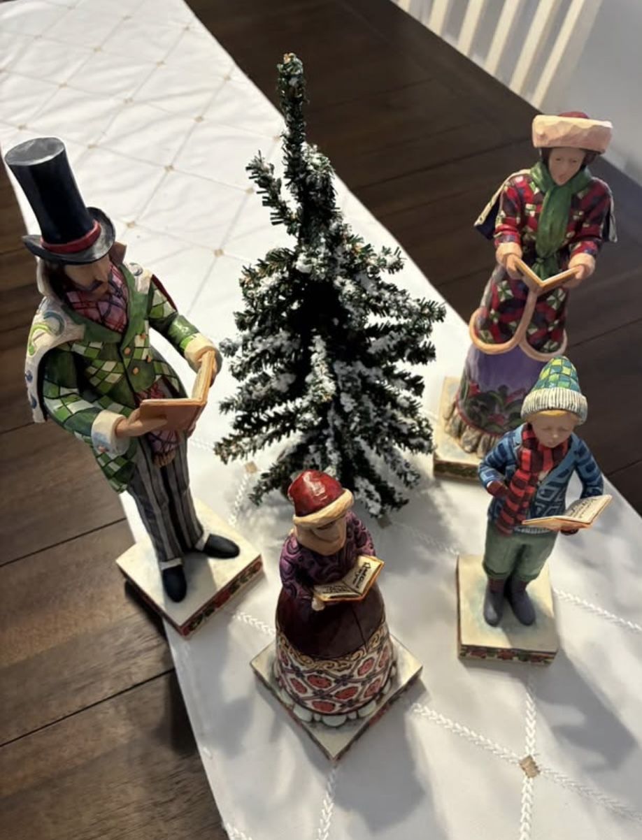 Classic Jim Shore Heartwood Creek Complete 4 Pc Caroler’s Set w/Tree add-on w/Boxes! Amazing Set!