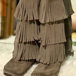 Minnetonka Grey Fringe Boots W6