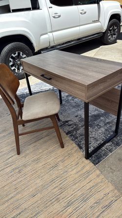 Desk with chair 🪑 free delivery 🚚 near USC