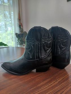 Lady's Boots 8 1/2 NEW $10