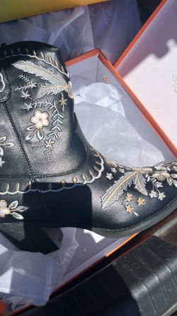 Women’s boots size 8