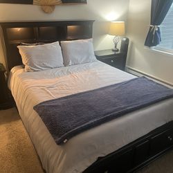 Queen -size Wood Bed Frame With Headboard And Mattress