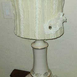 X2 VINTAGE GOLD CERAMIC BRASS CREAM WHITE RUFFLE BEADED FLORAL FLOWER EMBELLISHED LAMP SHADE BASE SET