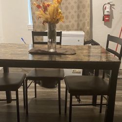 Dining room table (comes with 4 chairs and vase)