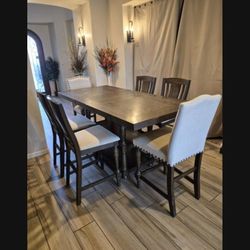 Beautiful High Table W/6 bar Stools Exelent Condition