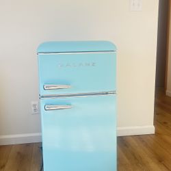 Galanz Retro Compact Refrigerator