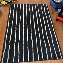 Black & White Area Rug – Approx. 52” x 75.5” (4.33’ x 6.3’)