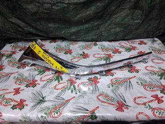 2015-17 mazda 2 front right grill Chrome piece