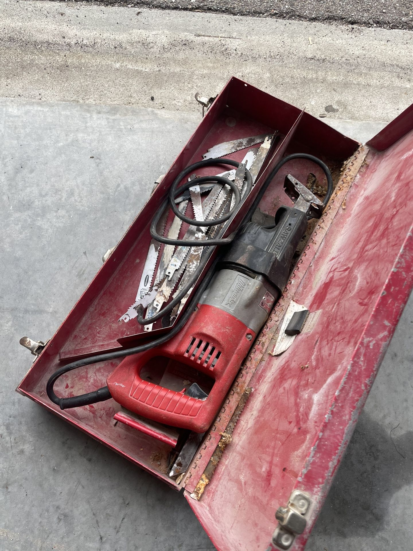 Milwaukee Heavy Duty Sawzall Reciprocating Saw – Metal Case – FOR PARTS / REPAIR