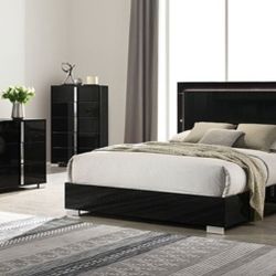 Brand New Black 4pc Queen Bedroom Set 