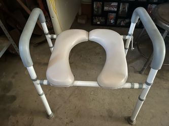 Toilet/shower chair