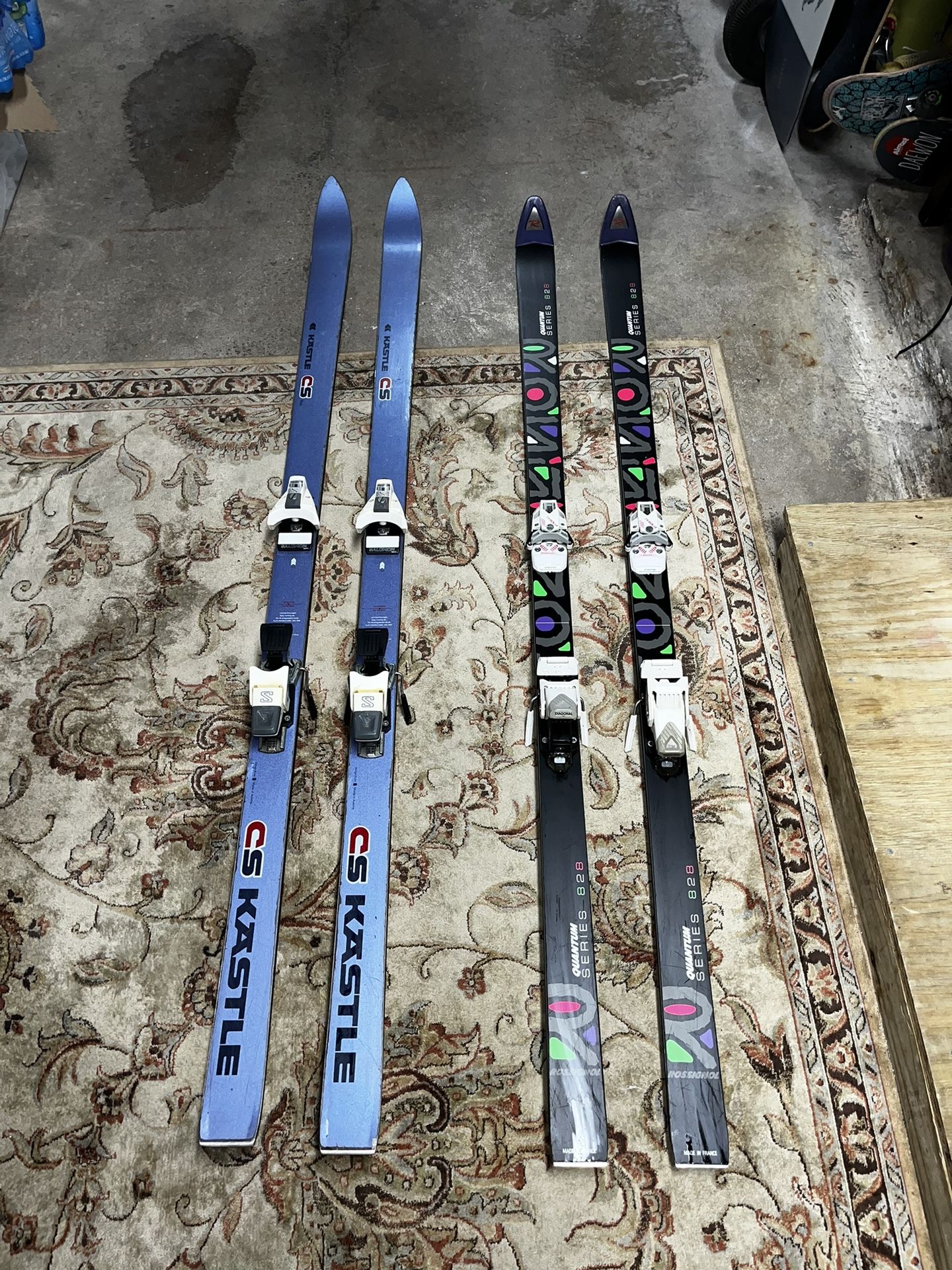 skis with bindings 
