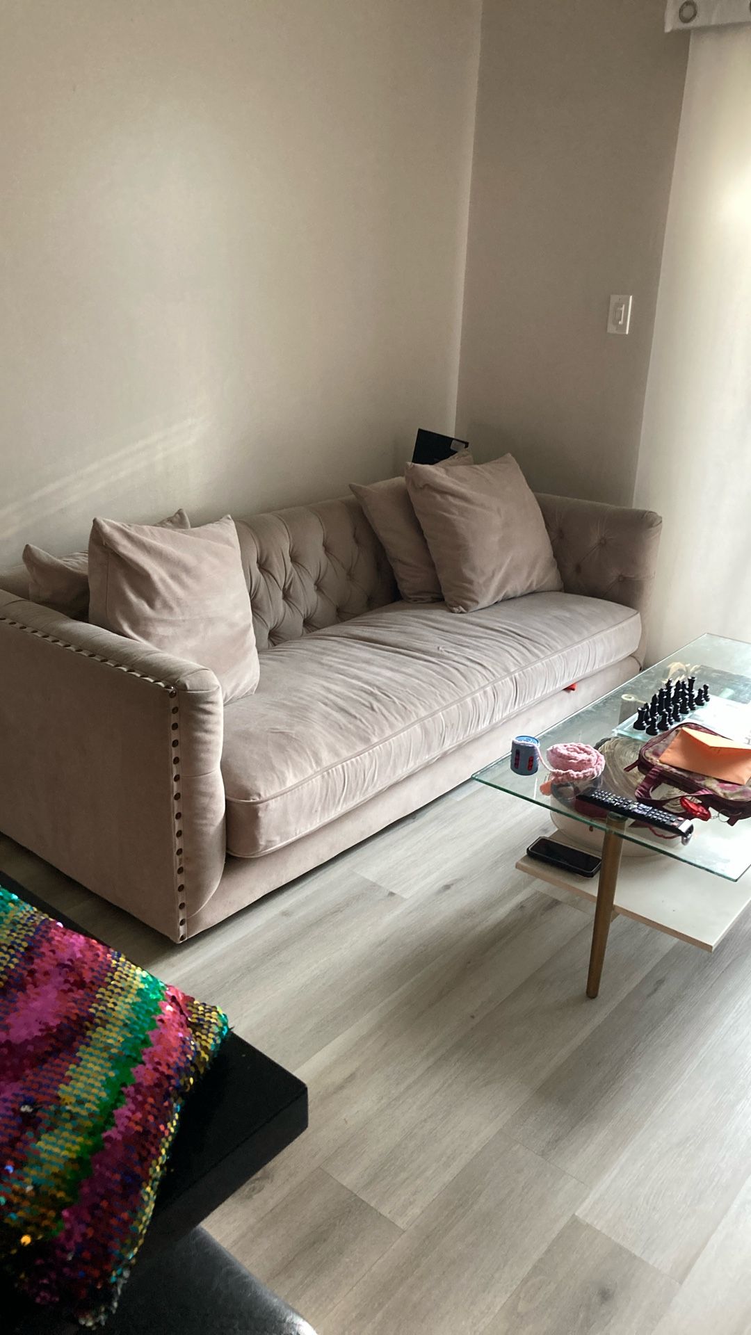 Couch With 4 Pillows