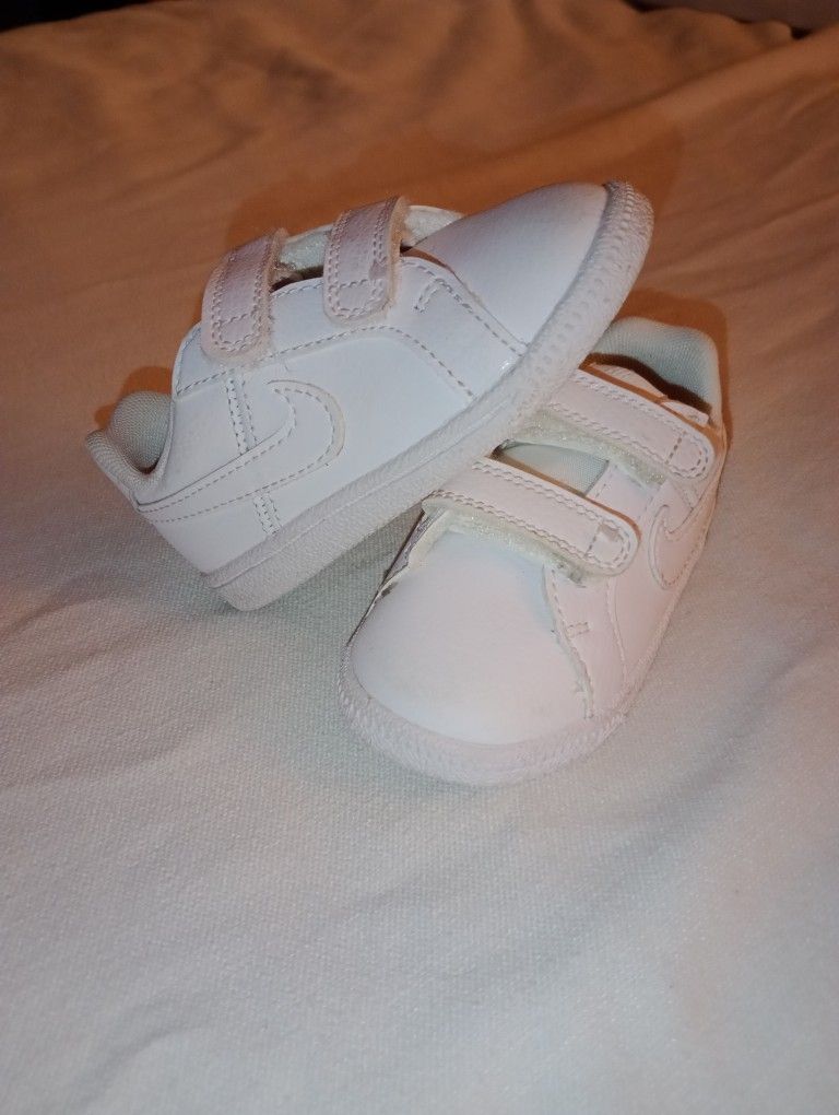 Nice Toddler Nike Shoes. Size 6c