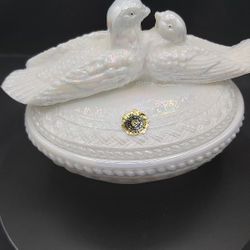 Gorgeous Vintage Westmoreland Iridescent Milkglass Kissing Doves On A Nest With Original Sticker 