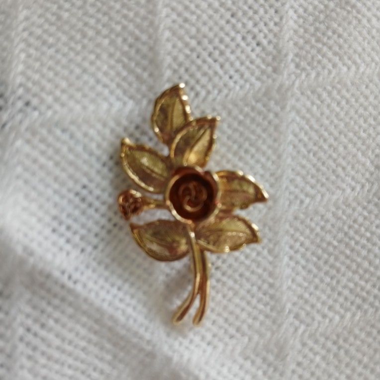 Vintage Avon Pin Brooch Gold Toned Roses And Leave