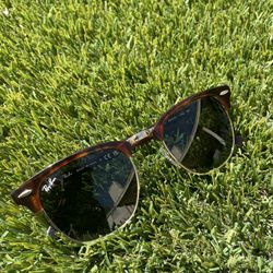 Ray-Ban Clubmaster RB3016 – Excellent Condition