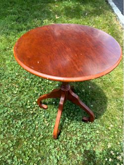 Bombay Company Wood Mahogany Round Side End Accent Pedestal Table