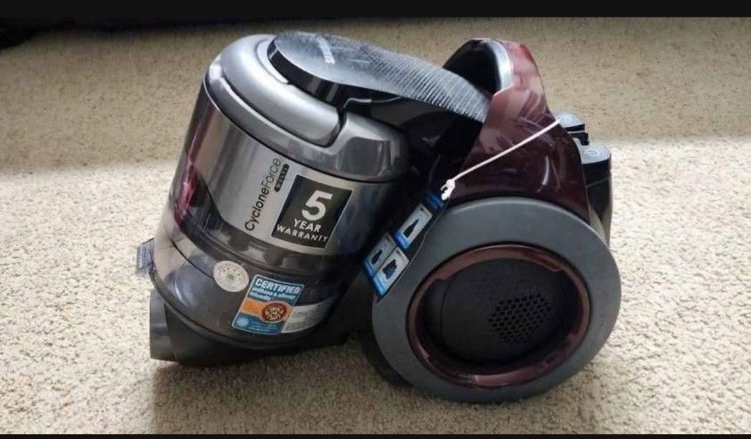 Samsung motion sync vacuum cleaner. It has  some scratches. New. I have only a vacuum. Please look at pictures.