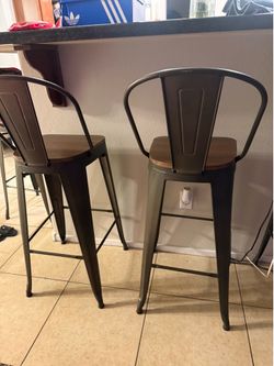 Set of 4 bar stools! Like New!